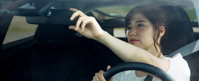 Adjusting the rear view mirror